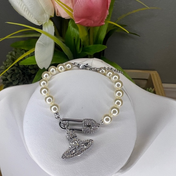 Vivienne Westwood Silver Orb Safety Pin Pear Bracelet - Picture 3 of 5